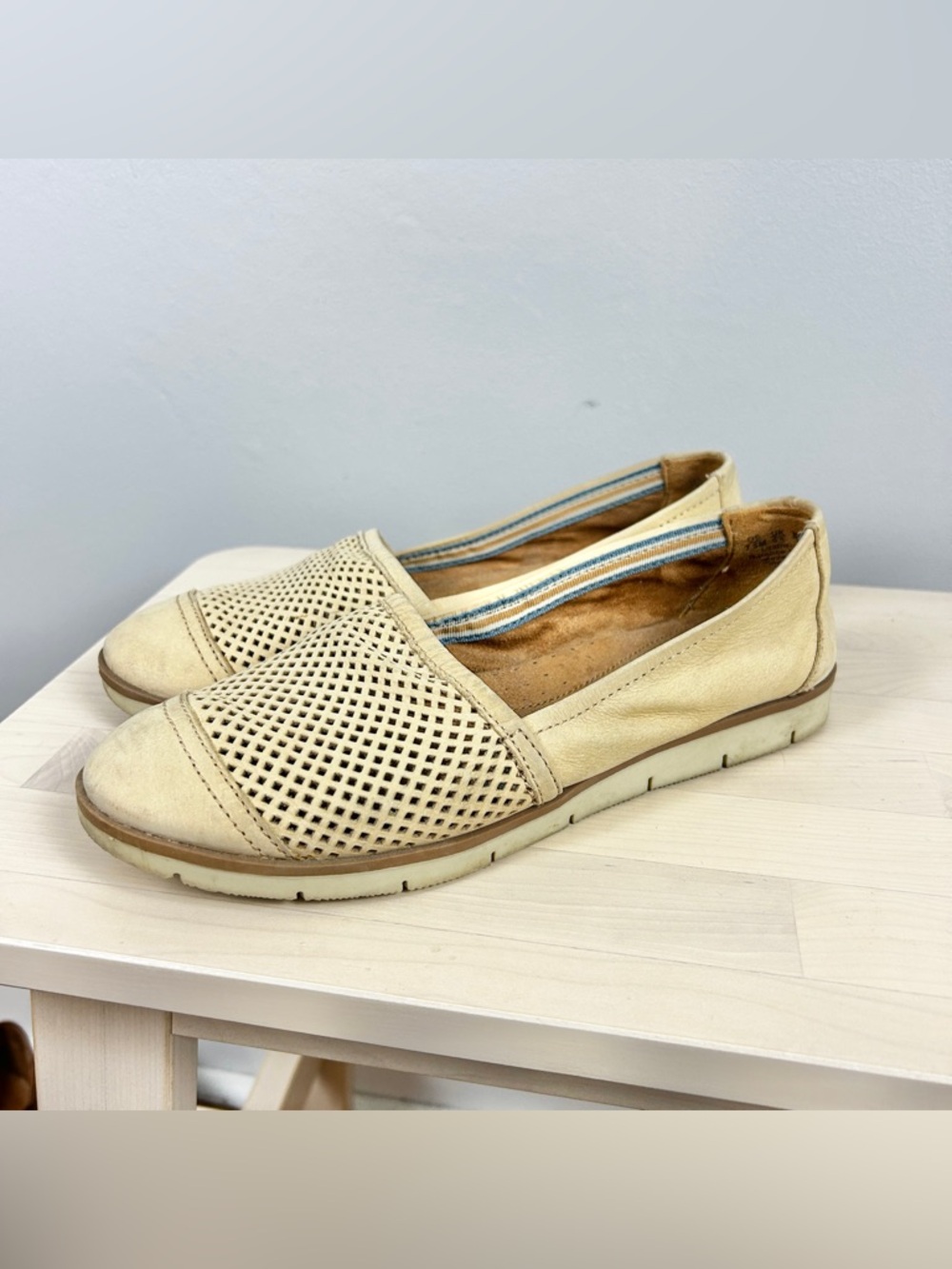 NATURALIZER Genuine Leather Slip On Flats Sz 7 N5 Comfort Perforated‎ Netural